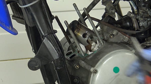 Change engine piston cylinder AM6 step 11