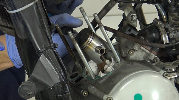 Kolbenzylinder des Motors wechseln AM6 Schritt 12b