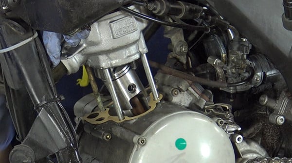 Change engine piston cylinder AM6 step 21b