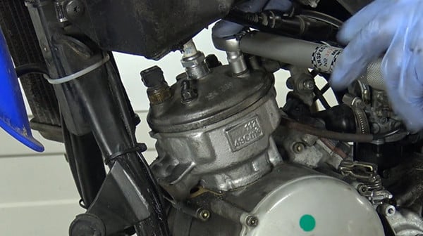 Kolbenzylinder des Motors wechseln AM6 Schritt 24