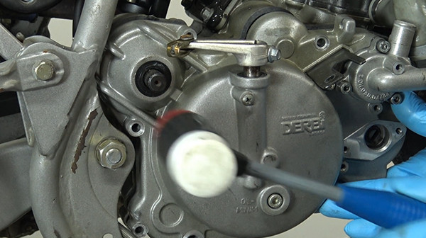 etape 24 tuto changer embrayage derbi euro 2