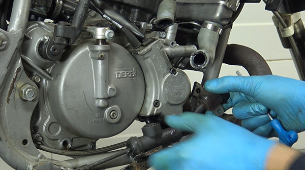 etape 10 tuto changer moteur complet derbi euro 2