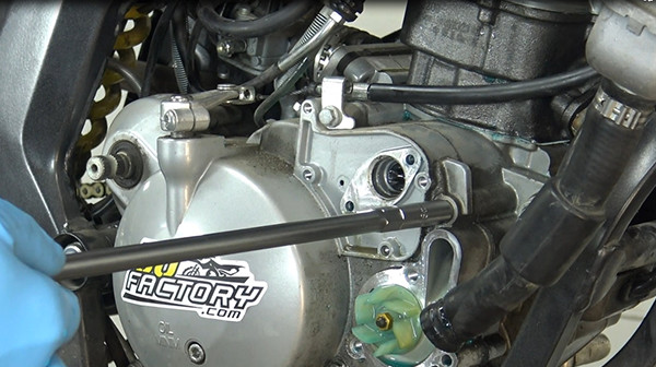 etape 10 tuto changer pompe a eau derbi euro 3