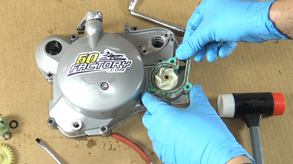 etape 18 changer sa pompe a eau derbi euro 3