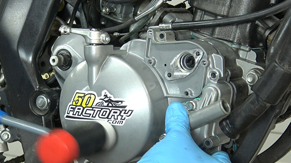 etape 19b changer sa pompe a eau derbi euro 3