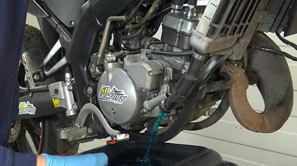 etape 2 tuto changer pompe a eau derbi euro 3