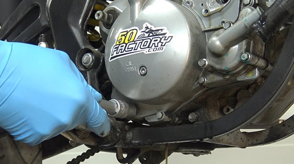 step 7b tuto change clutch derbi euro 3