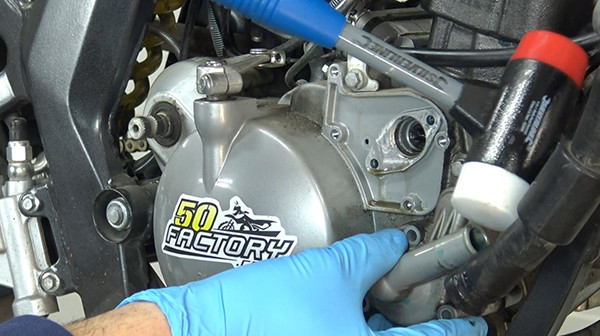 etape 9 tuto changer pompe a eau derbi euro 3