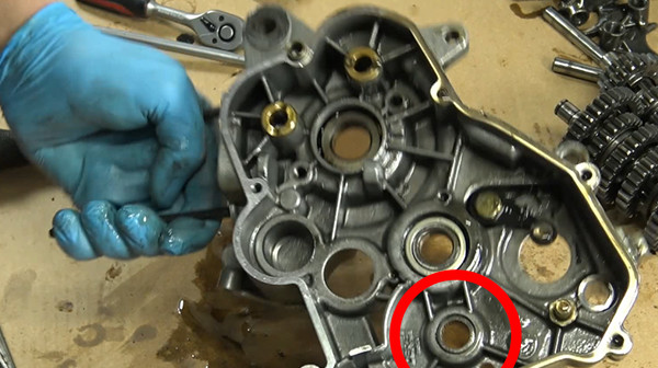 step 34 tuto change gearbox bearings derbi euro 2