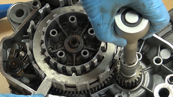 step 13 tuto change gearbox bearings derbi euro 3
