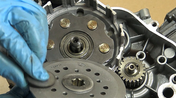 step 14a tutorial to change gearbox bearings derbi euro 3