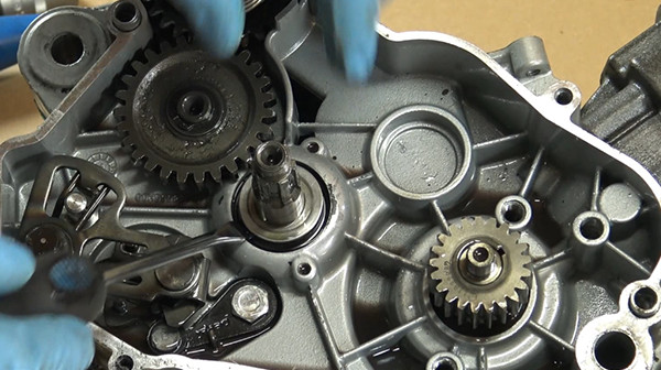 step 14b tutorial to change gearbox bearings derbi euro 3