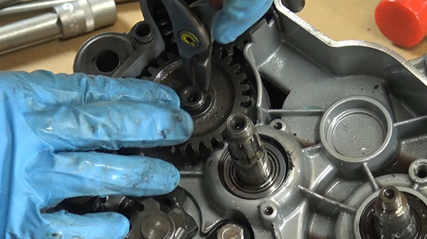 step 16a tutorial to change gearbox bearings derbi euro 3