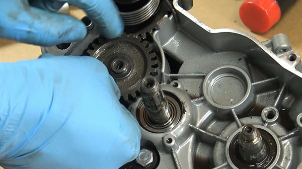 step 16b tutorial to change gearbox bearings derbi euro 3