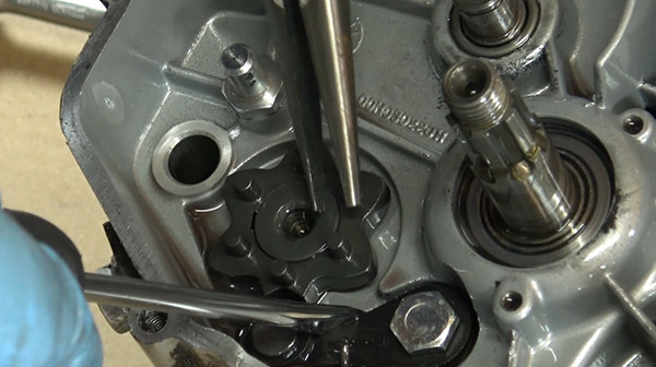 step 19b tutorial to change gearbox bearings derbi euro 3