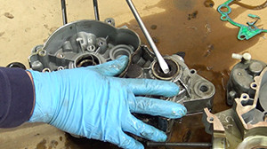 step 38 tuto change gearbox bearings derbi euro 3