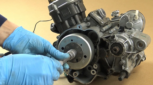 step 4a tutorial to change gearbox bearings derbi euro 3
