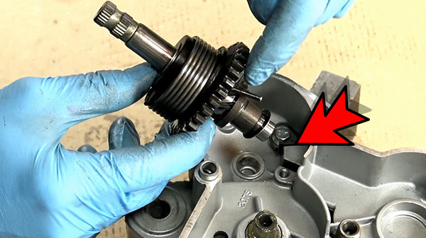 step 16a tutorial disassemble gearbox bearings derbi euro 3