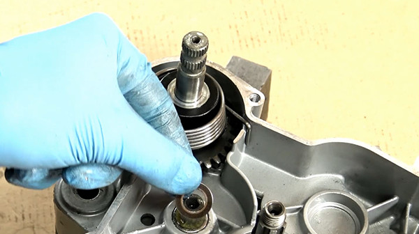 step 17a tutorial disassemble gearbox bearings derbi euro 3