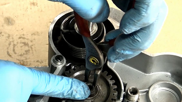 step 17c tutorial disassemble gearbox bearings derbi euro 3