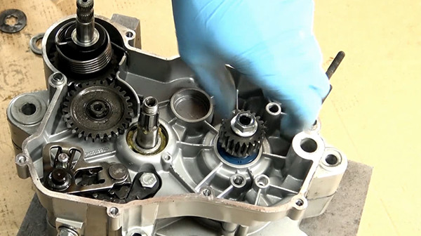 step 18 tutorial disassemble gearbox bearings derbi euro 3