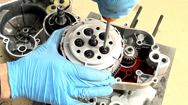 step 25 tutorial disassemble gearbox bearings derbi euro 3