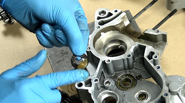 step 2a tutorial disassemble crankshaft derbi euro 3