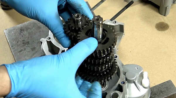 step 2b tutorial disassemble gearbox bearings derbi euro 3