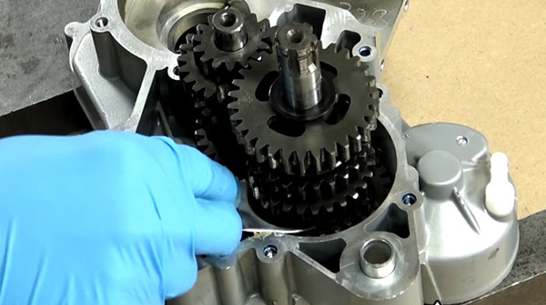 step 3a tutorial disassemble gearbox bearings derbi euro 3