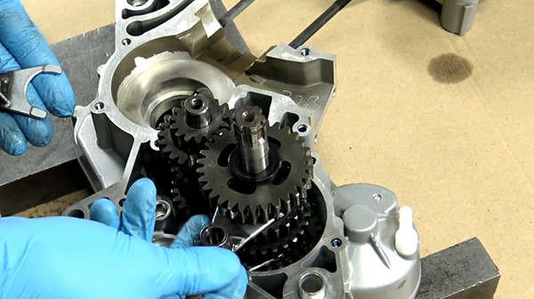 step 3b tutorial disassemble gearbox bearings derbi euro 3