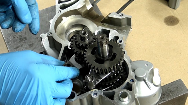 step 3c tutorial disassemble gearbox bearings derbi euro 3