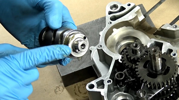 step 4a tutorial disassemble gearbox bearings derbi euro 3