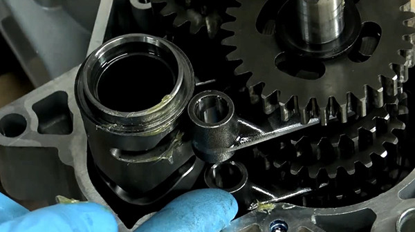step 5a tutorial disassemble gearbox bearings derbi euro 3