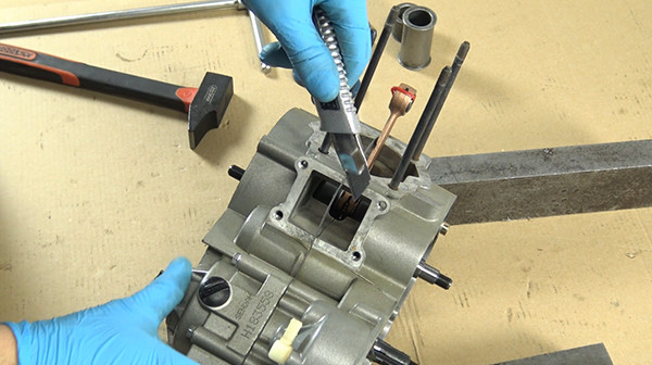 step 12 tutorial disassemble gearbox bearings derbi euro 2
