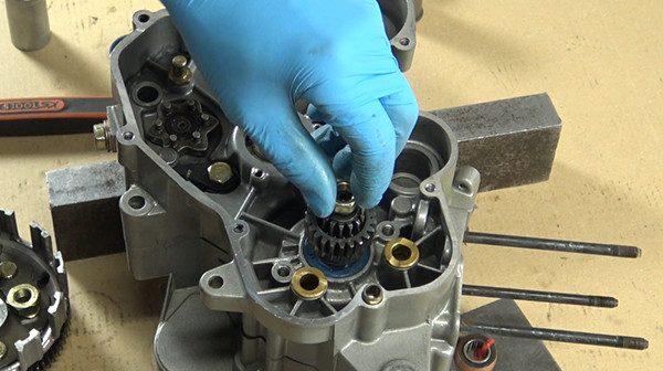 step 16 tutorial disassemble gearbox bearings derbi euro 2