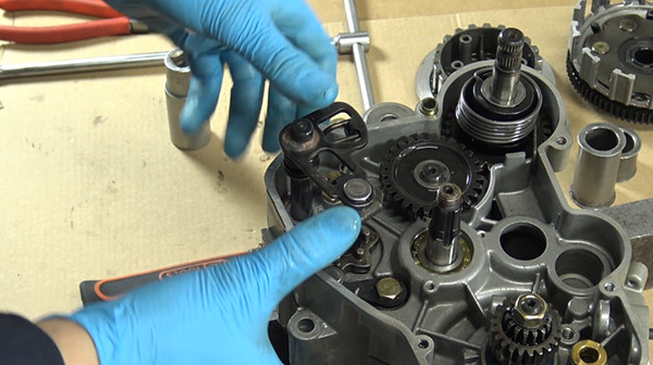 step 19 tutorial disassemble gearbox bearings derbi euro 2