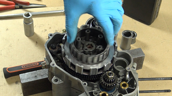 step 22a tutorial disassemble gearbox bearings derbi euro 2