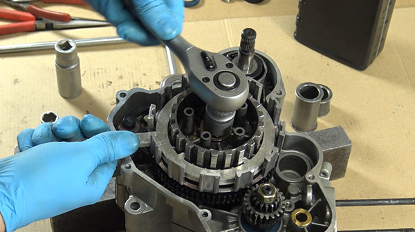 step 23a tutorial disassemble gearbox bearings derbi euro 2