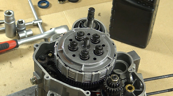 step 26 tutorial disassemble gearbox bearings derbi euro 2