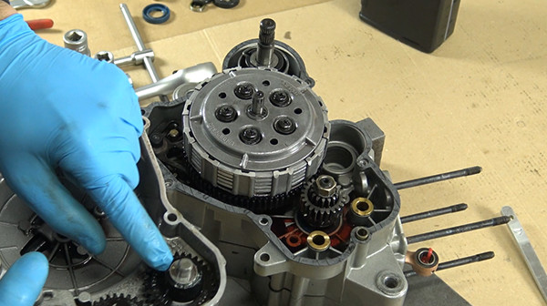 step 28a tutorial disassemble gearbox bearings derbi euro 2