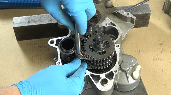 step 5b tutorial disassemble gearbox bearings derbi euro 2