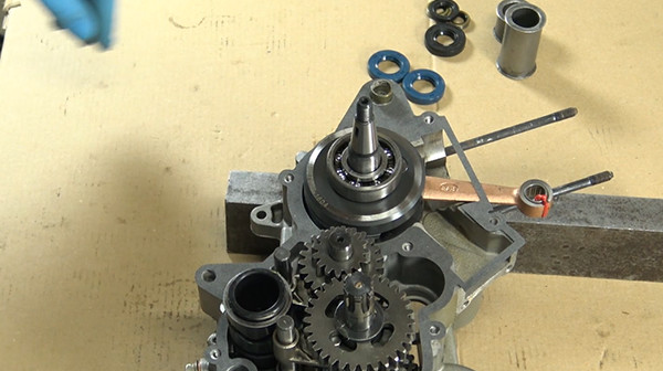 step 8 tutorial disassemble gearbox bearings derbi euro 2